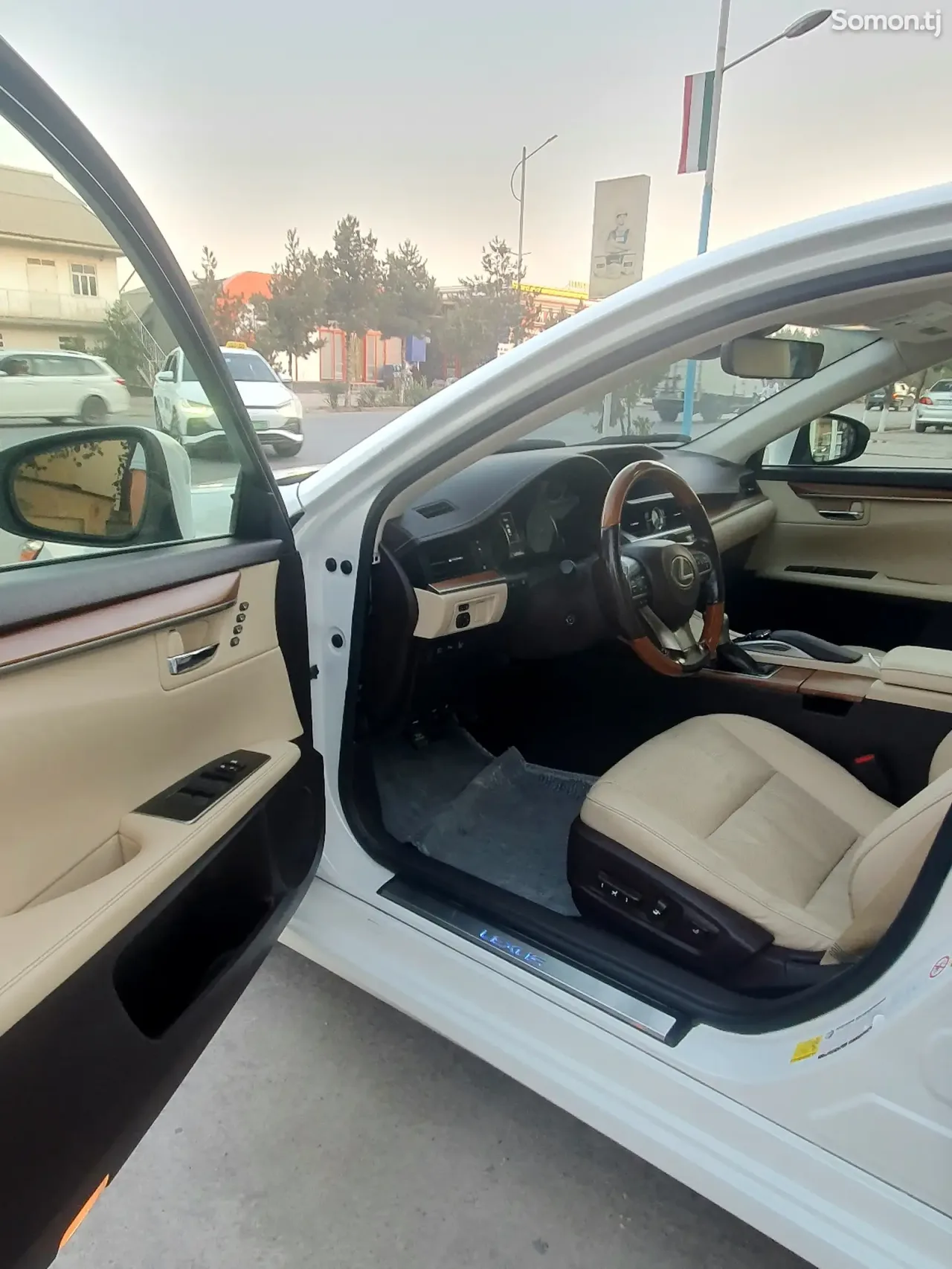 Lexus ES series 2016 · 2.5 AT