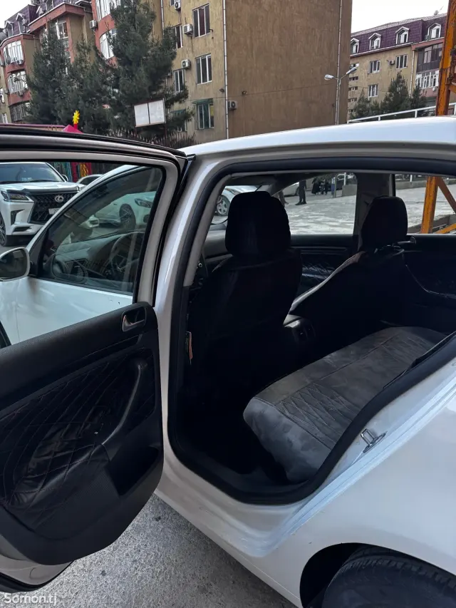 Volkswagen Golf 2009 · 1.6 AT