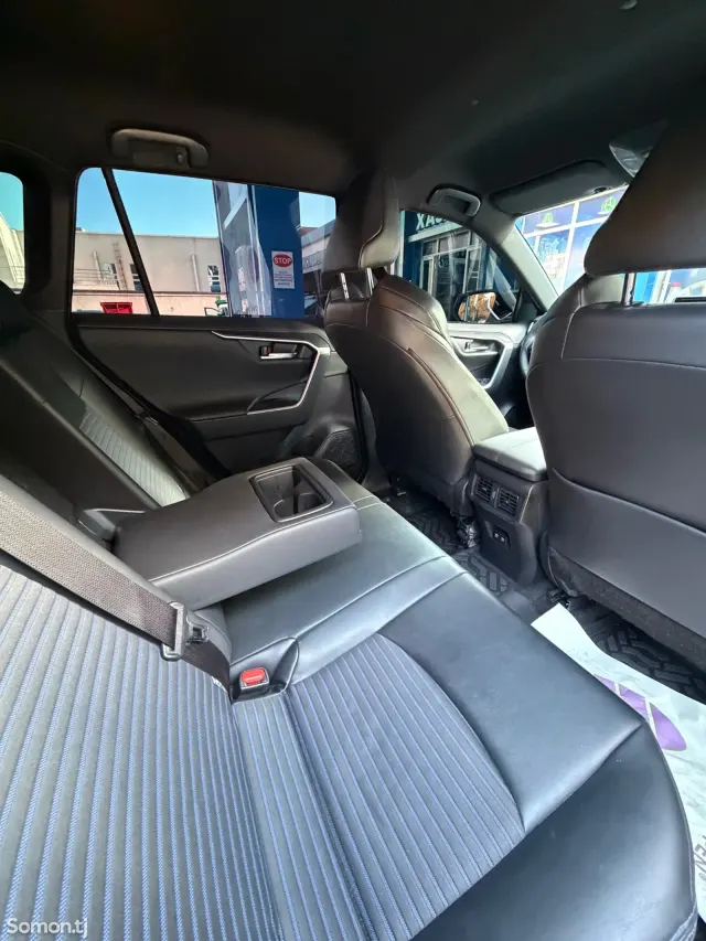 Toyota RAV 4 2021 · 2.5 AT