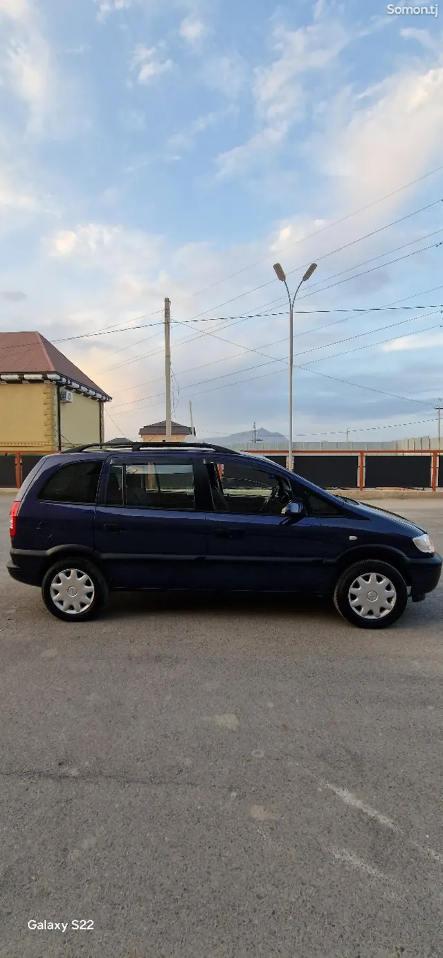 Opel Zafira 2000 · 1.6 MT