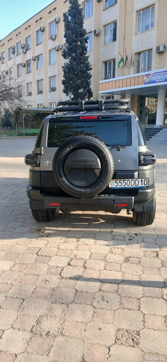 Toyota FJ Cruiser 2013 · 2.0 AT