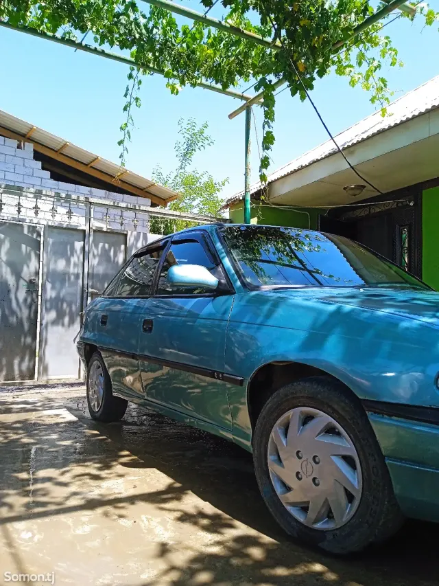 Opel Astra F 1993 · 1.6 MT