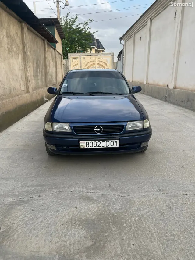 Opel Astra F 1995 · 1.6 MT