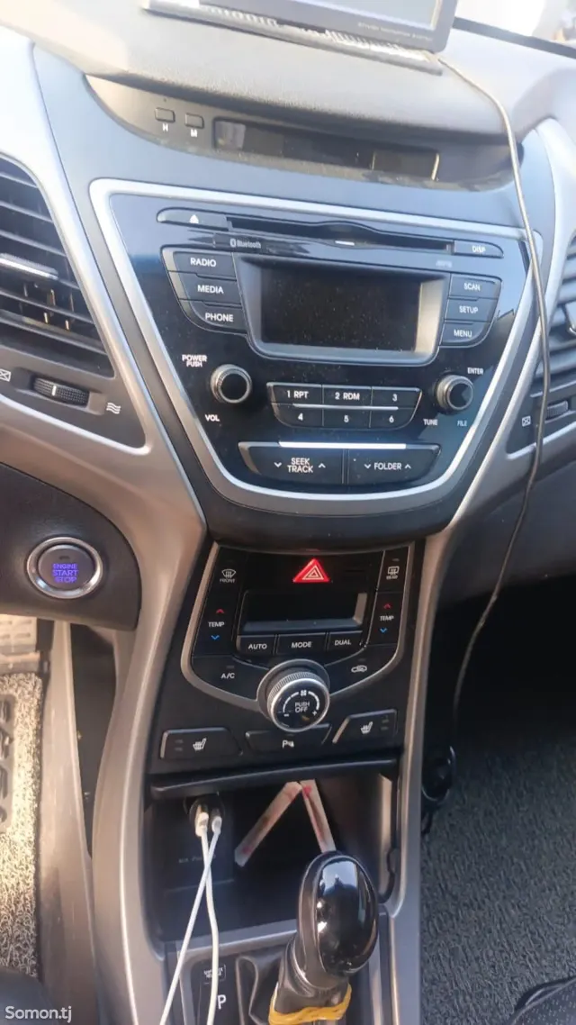 Hyundai Avante 2014 · AT