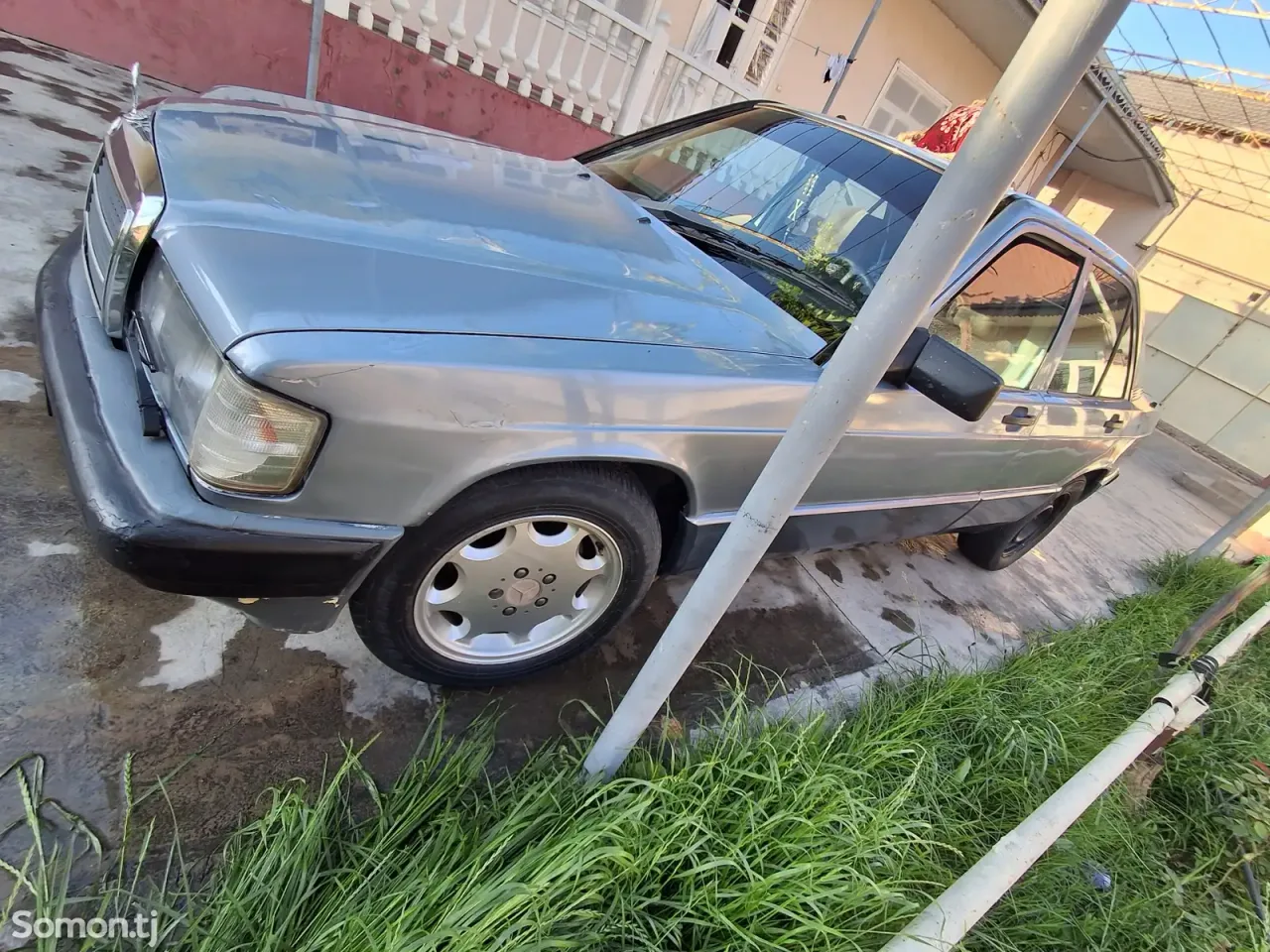 Mercedes-Benz W201 1989 · 2.0 MT
