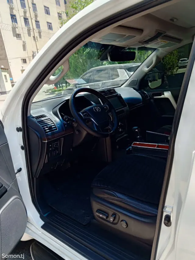 Toyota Land Cruiser Prado 2023 · 3.0 AT