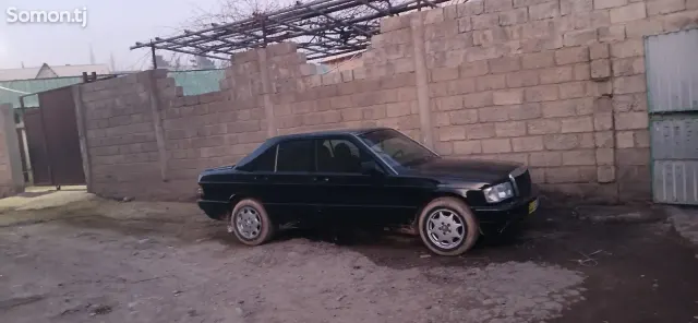 Mercedes-Benz W201 1990 · 1.7 MT