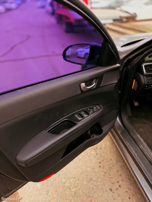 Kia K5 2018 · 2.0 AT
