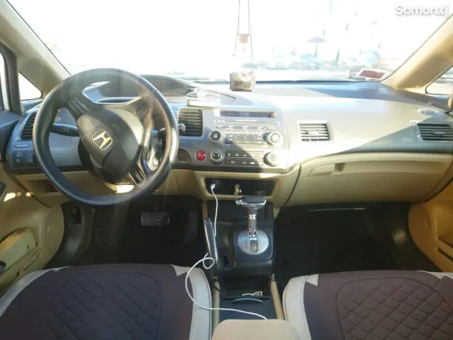 Honda Civic 2006 · 1.8 AT