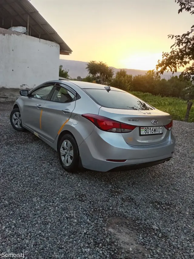 Hyundai Elantra 2016 · 1.8 AT