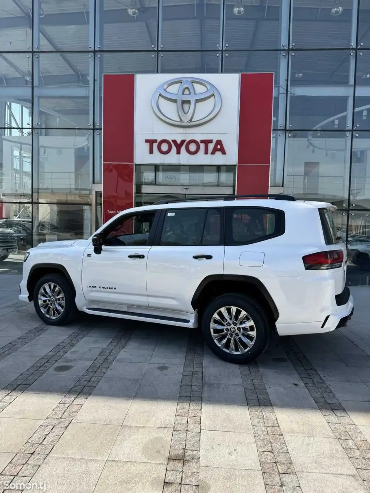 Toyota Land Cruiser 2023 · 3.5 AT