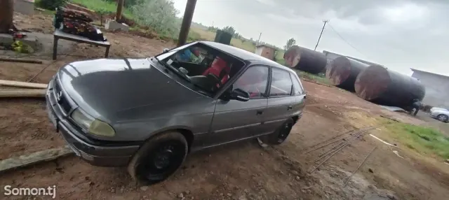 Opel Astra F 1992 · 1.6 MT