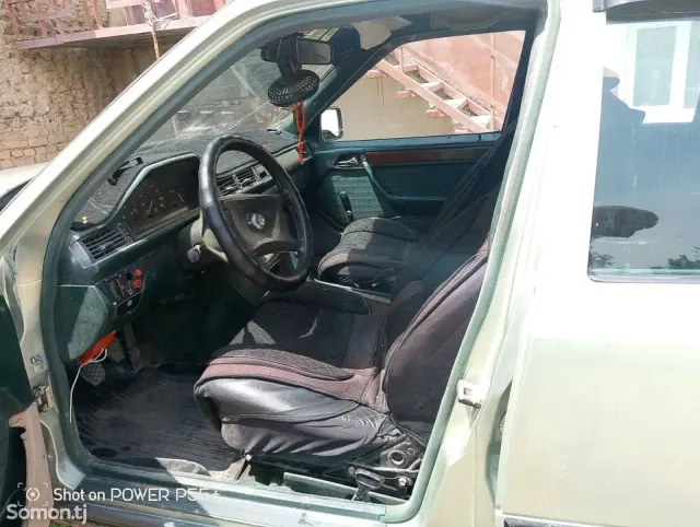 Mercedes-Benz W124 1987 · 1.8 MT