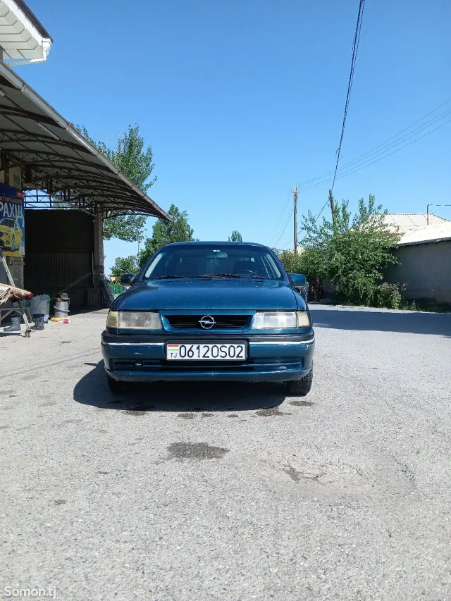 Opel Vectra A 1994 · 1.6 MT