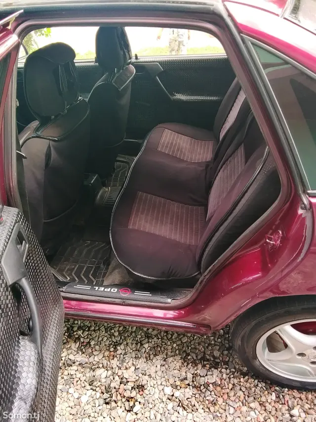 Opel Vectra B 1991 · 0.6 MT