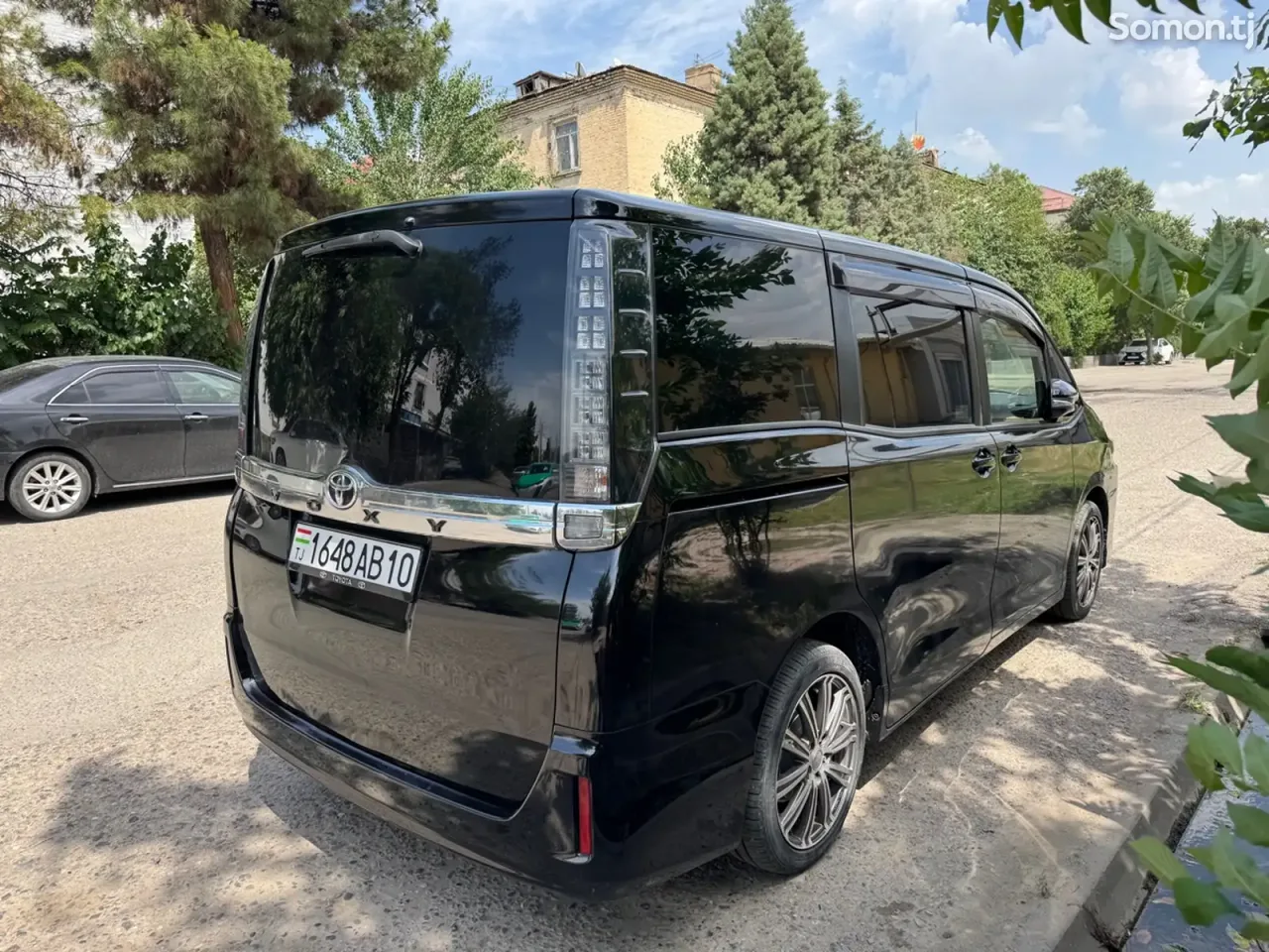 Toyota Voxy 2014 · 2.0 AT