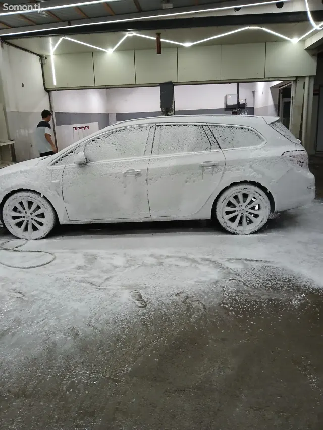 Opel Astra J 2011 · 1.7 MT
