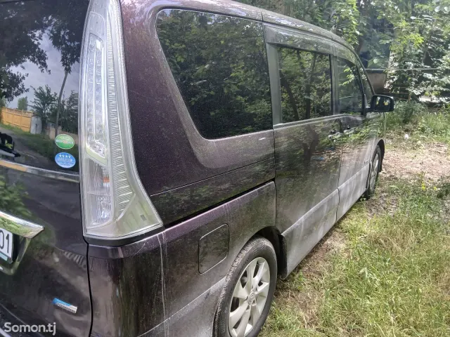 Nissan Serena 2014 · AT