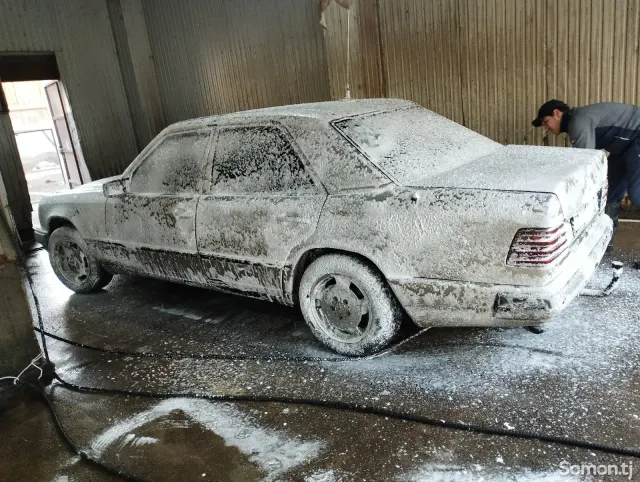 Mercedes-Benz W124 1988 · 2.0 MT