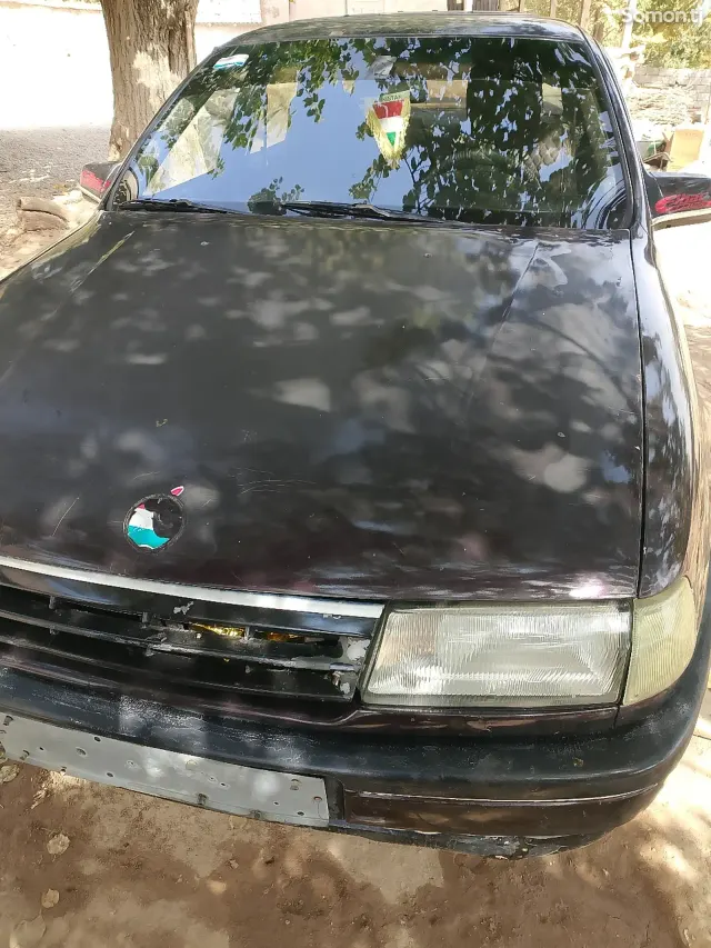 Opel Vectra A 1990 · 1.6 MT