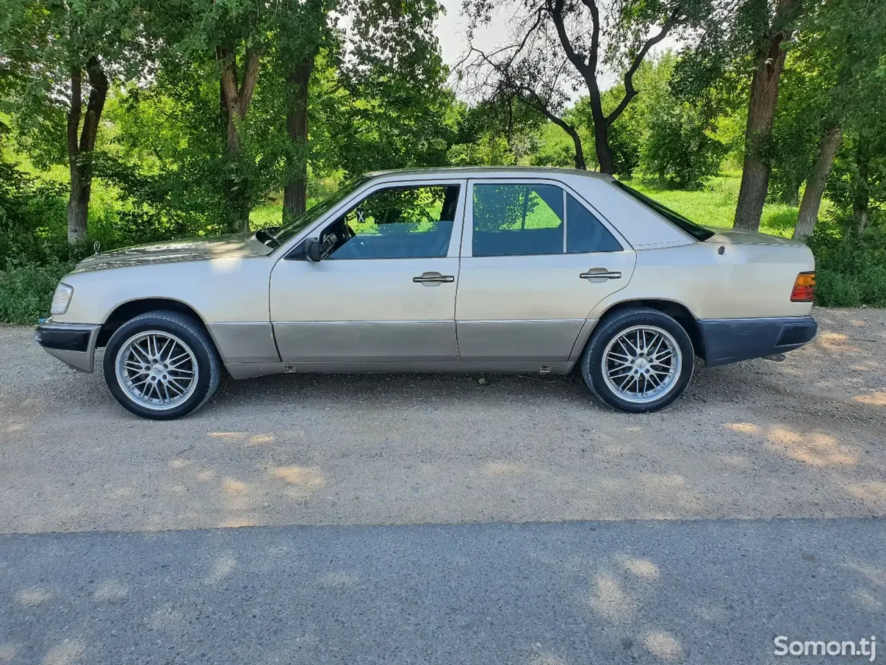 Mercedes-Benz W124 1993 · 2.0 AT