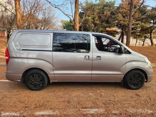 Hyundai Staria 2015 · 2.5 AT