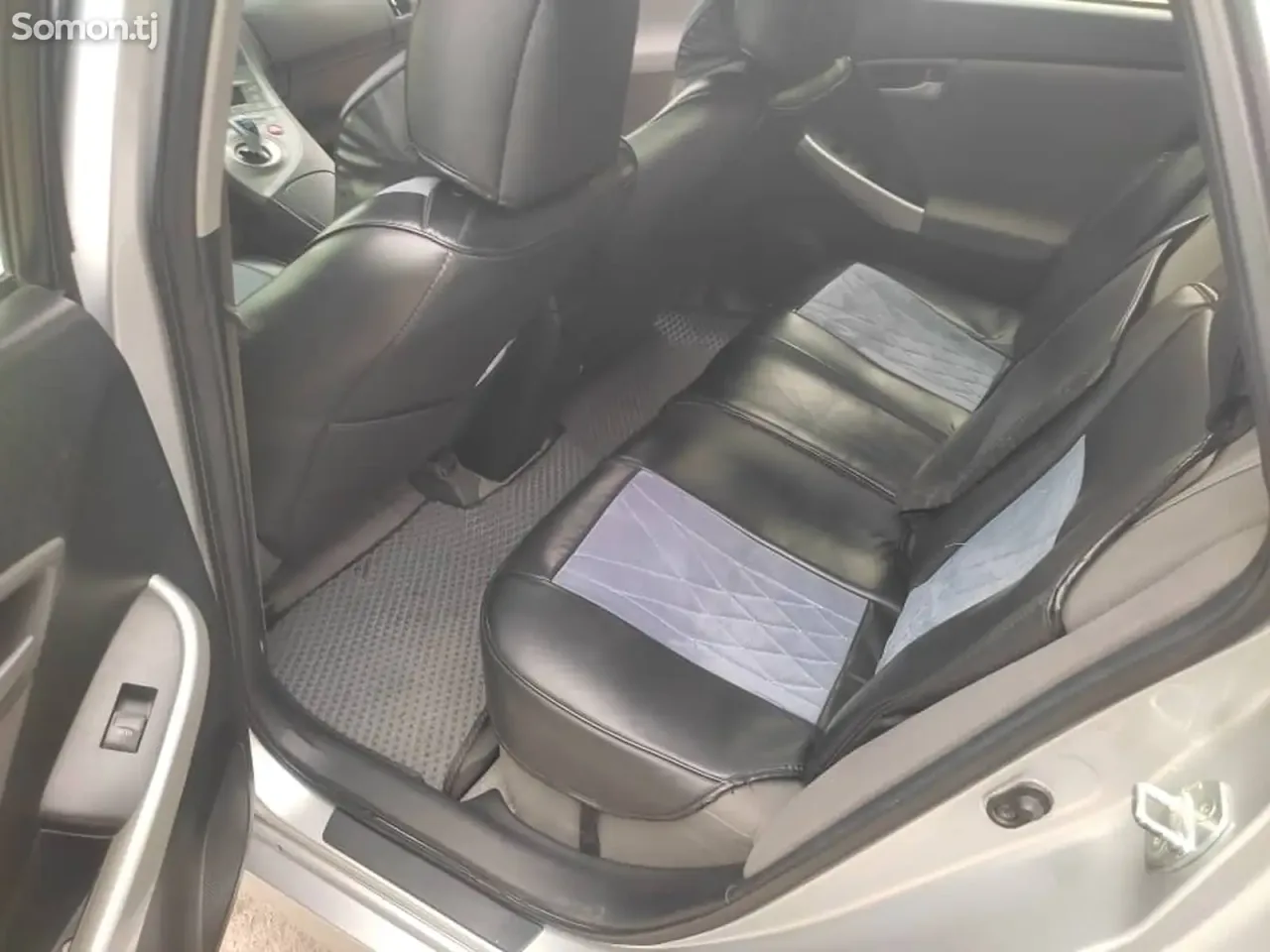 Toyota Prius 2013 · 1.8 CVT