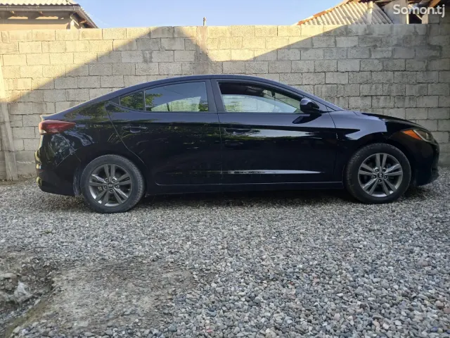 Hyundai Elantra 2017 · 2.0 AT
