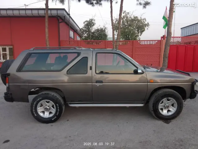 Nissan Terrano 1990 · 2.4 MT