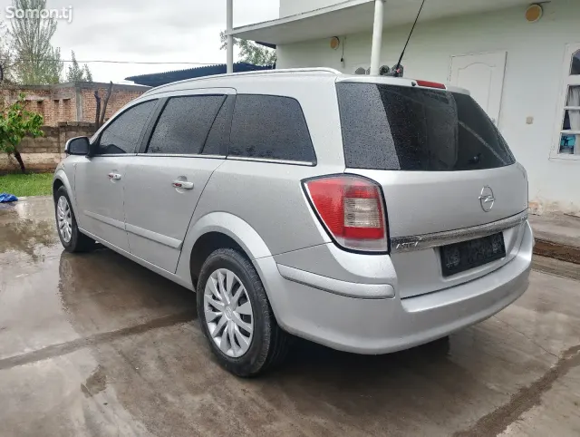 Opel Astra H 2010 · 1.7 MT