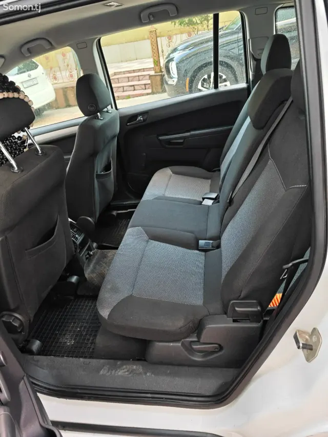 Opel Zafira 2009 · 1.6 MT