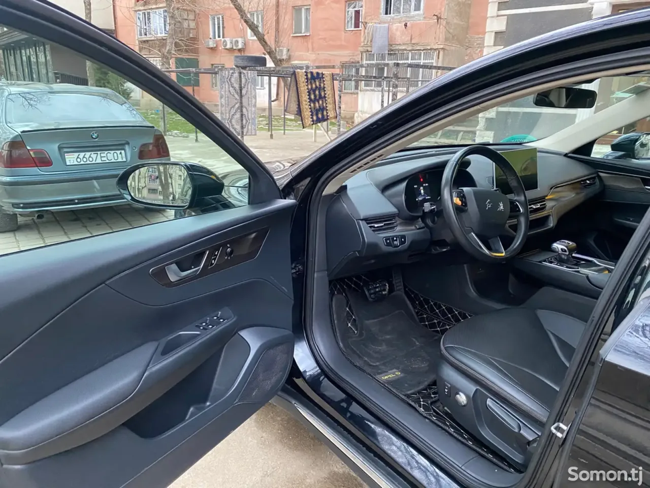 Hongqi E-QM5 2022 · AT