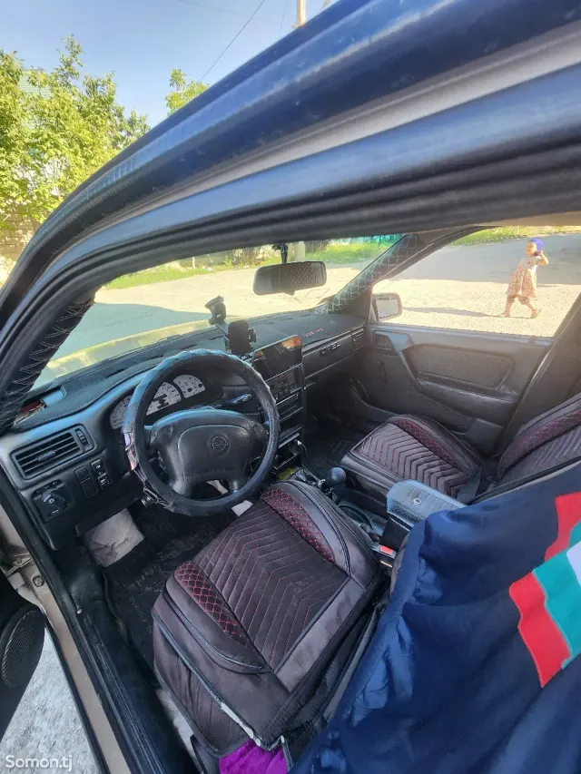 Opel Vectra A 1994 · 1.6 MT