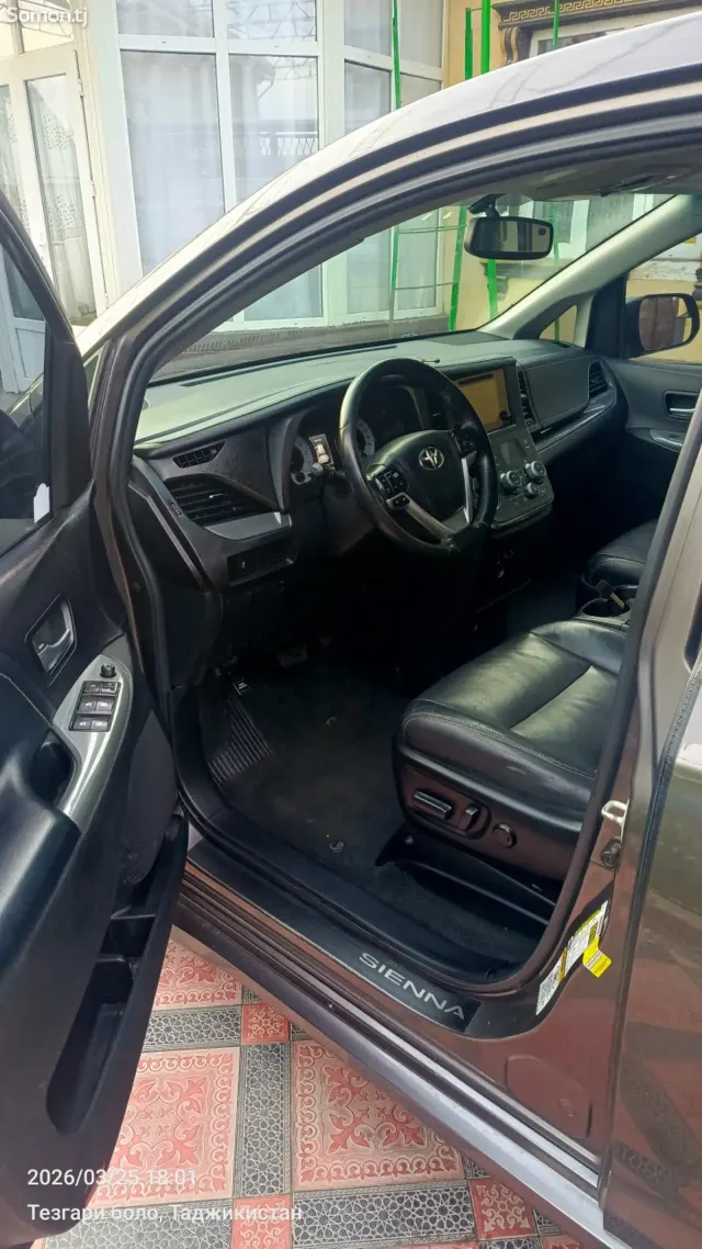 Toyota Sienna 2015 · 3.5 AT
