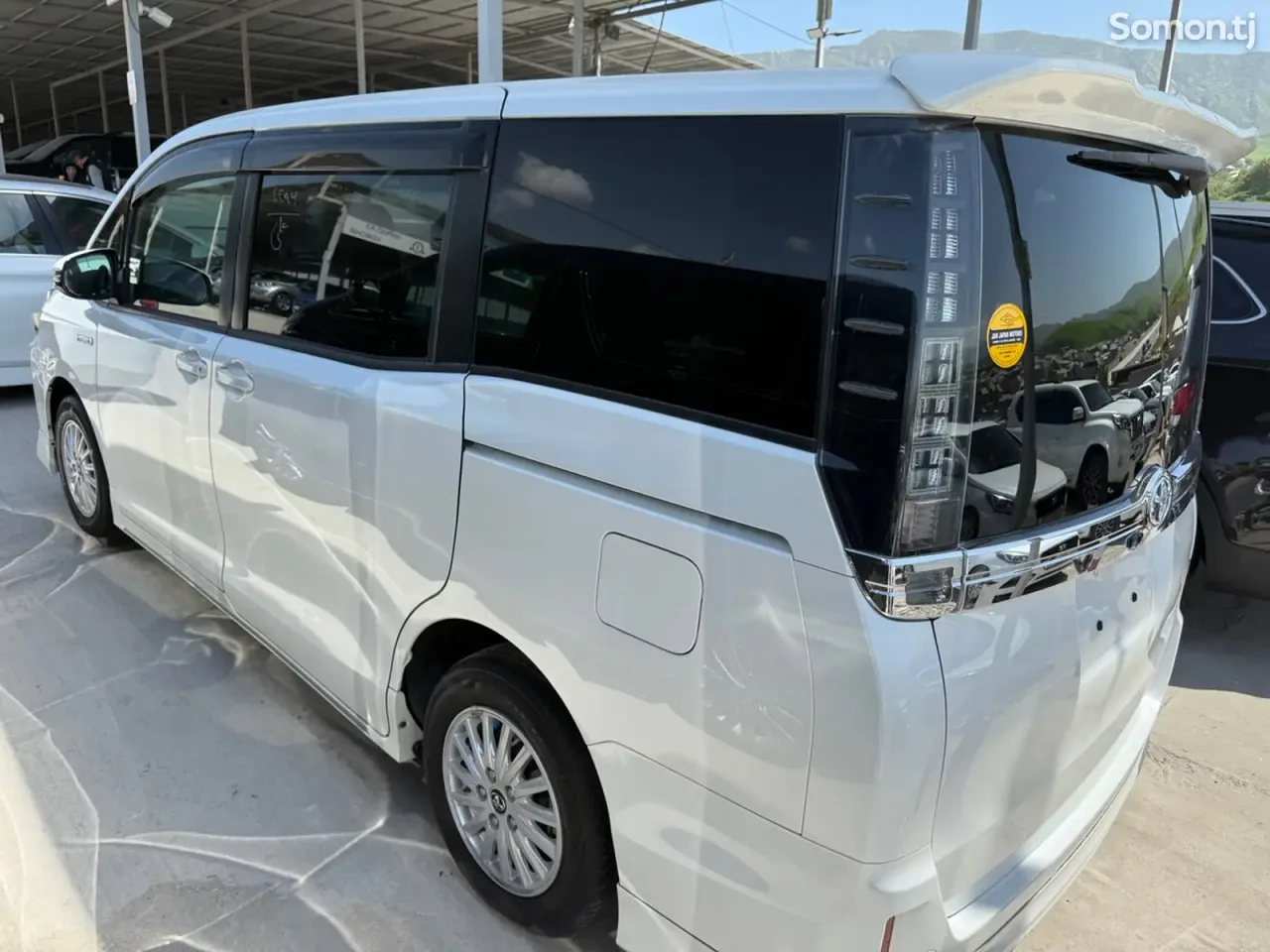 Toyota Voxy 2014 · 1.8 AT