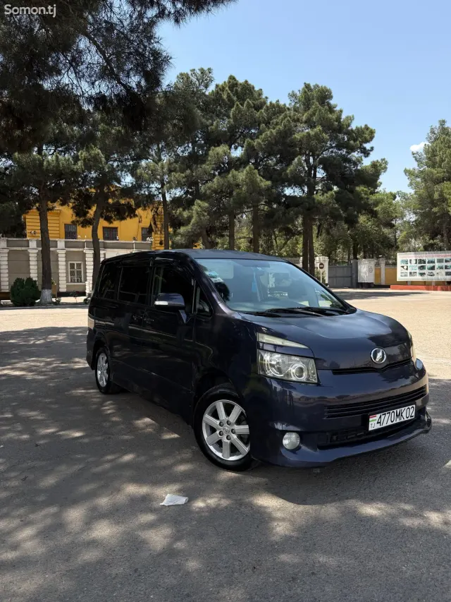 Toyota Voxy 2009 · 2.0 AT