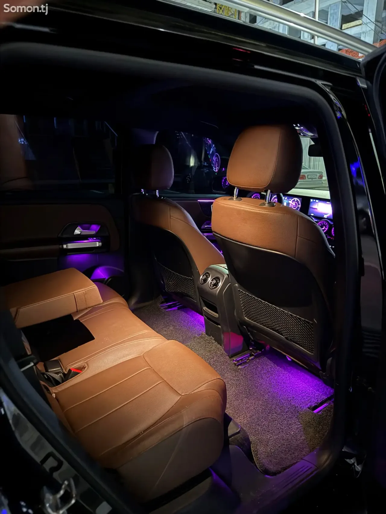 Mercedes-Benz EQB 2025 · AT