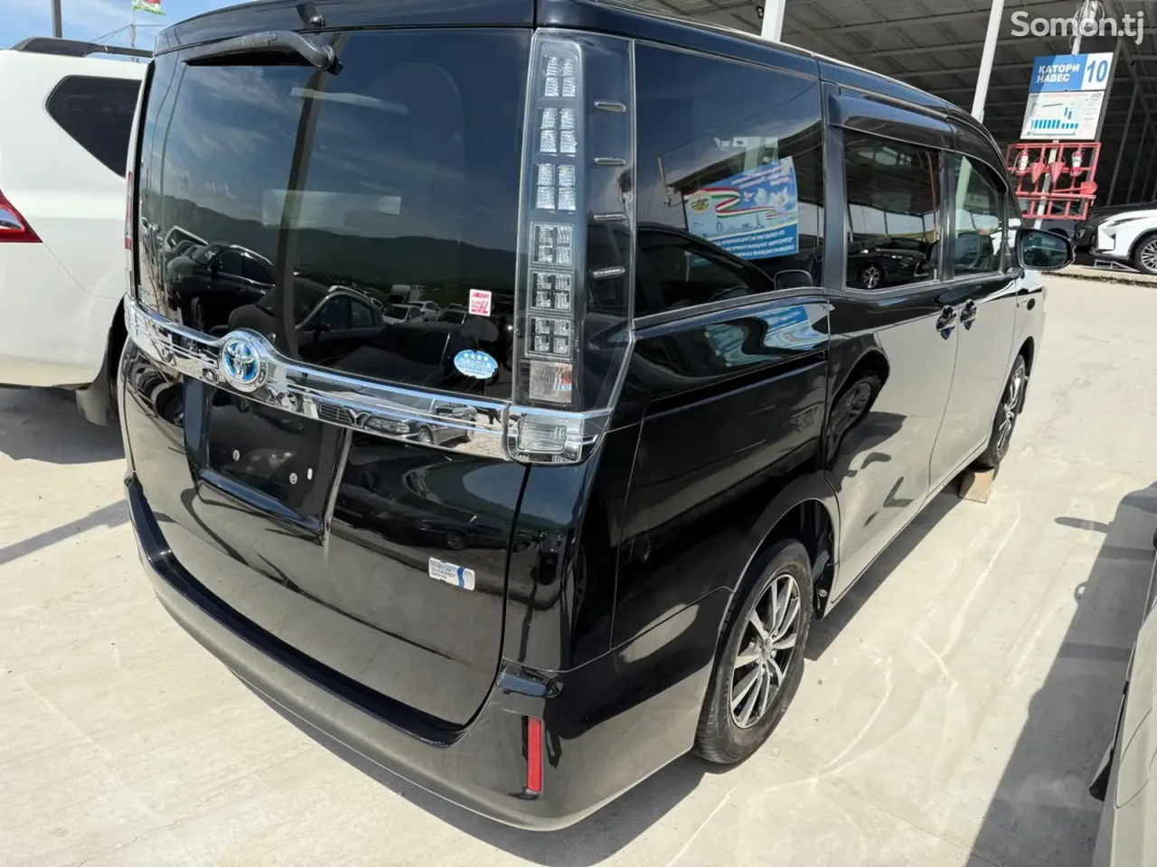 Toyota Voxy 2014 · 1.8 AT