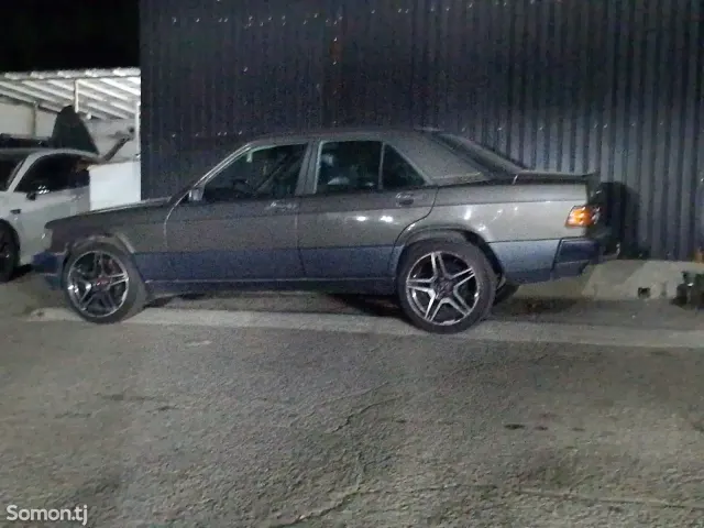 Mercedes-Benz W201 1991 · 1.8 MT