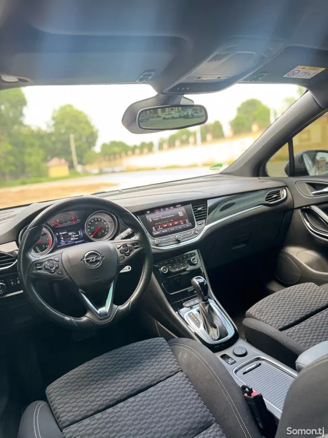 Opel Astra K 2017 · 1.6 AT