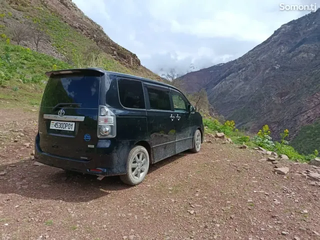 Toyota Voxy 2010 · 2.4 AT