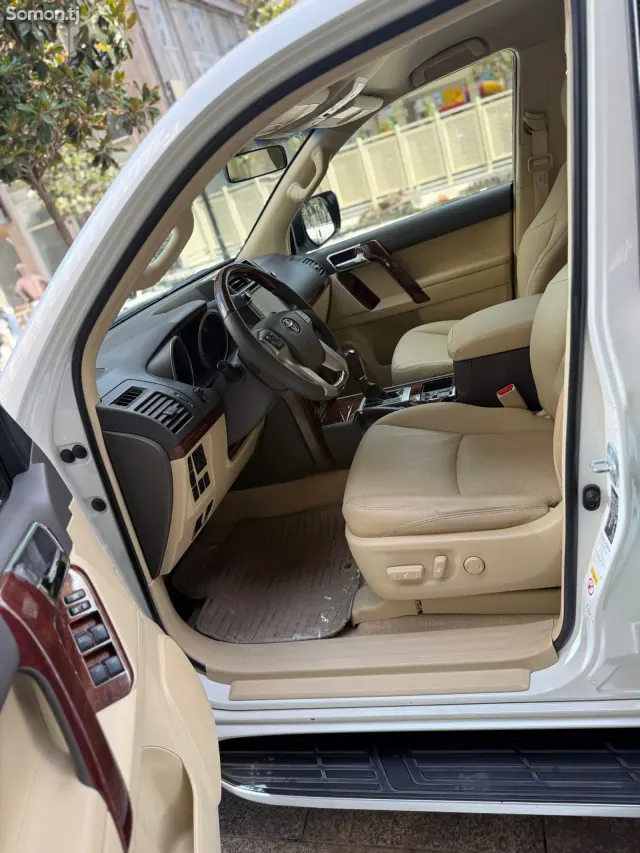 Toyota Land Cruiser Prado 2015 · 4.0 AT