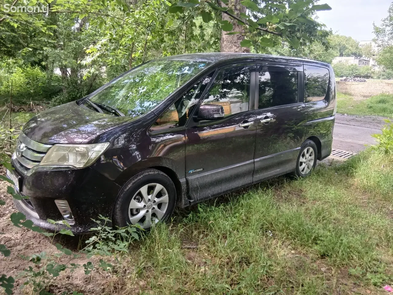 Nissan Serena 2014 · AT