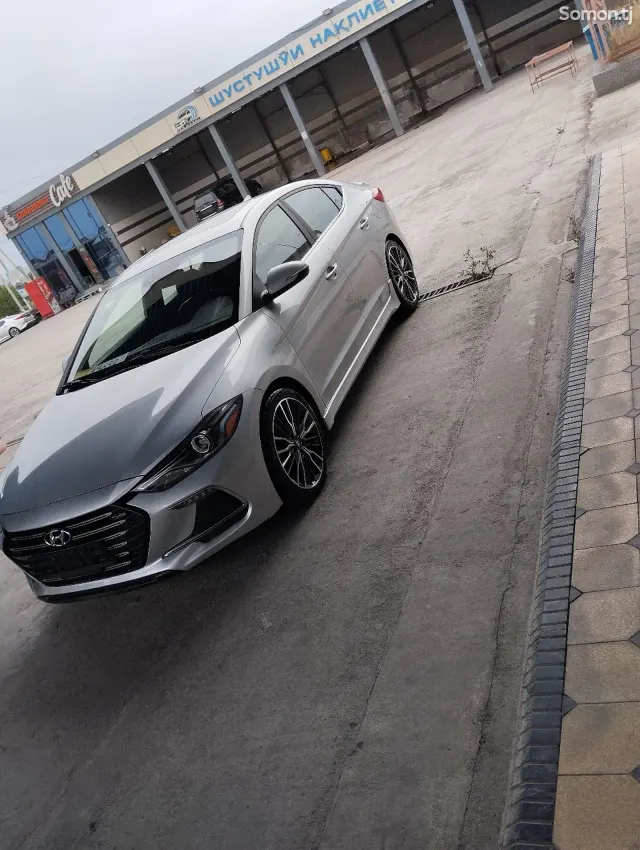 Hyundai Elantra 2017 · 1.6 AT