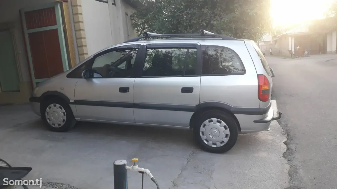 Opel Zafira 2000 · 1.6 MT
