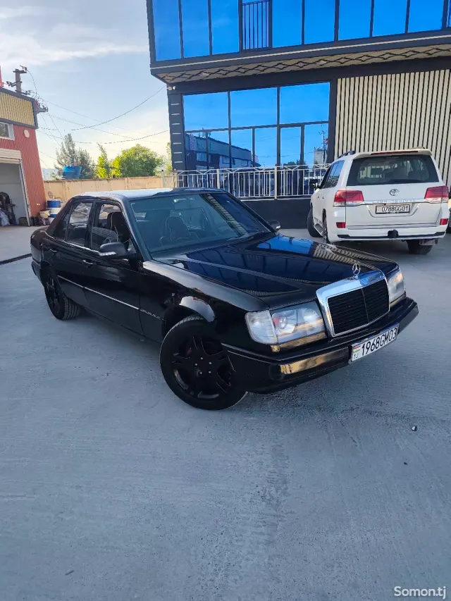 Mercedes-Benz W124 1988 · 2.5 MT