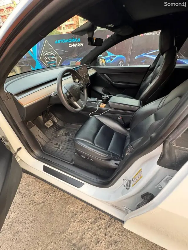 Tesla Model Y 2021 · AT