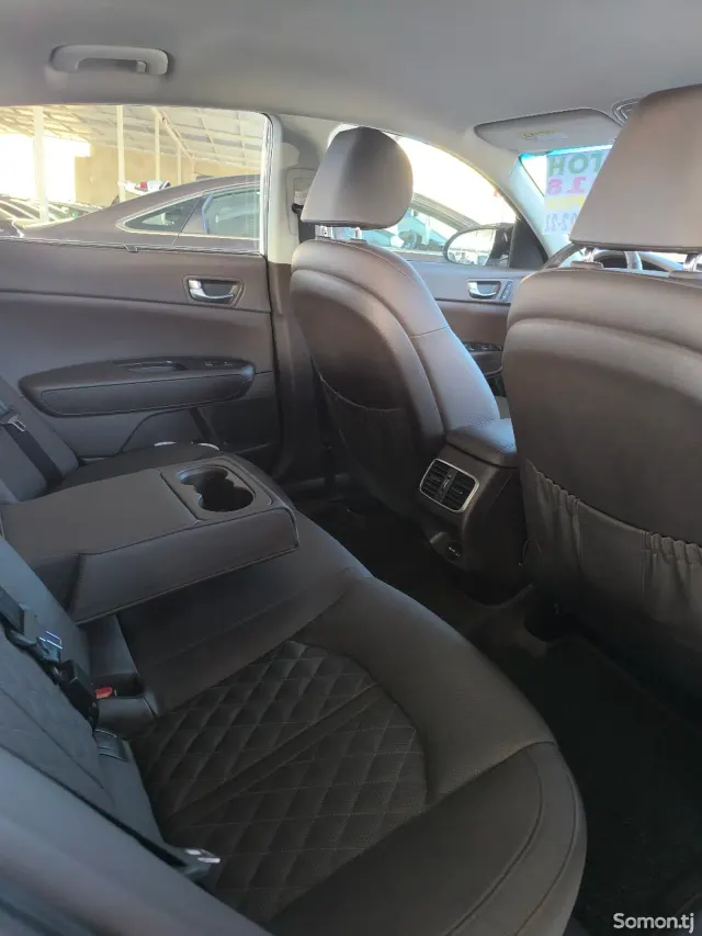 Kia K5 2018 · 2.0 AT