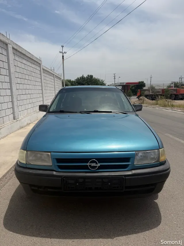 Opel Astra F 1993 · 1.6 MT