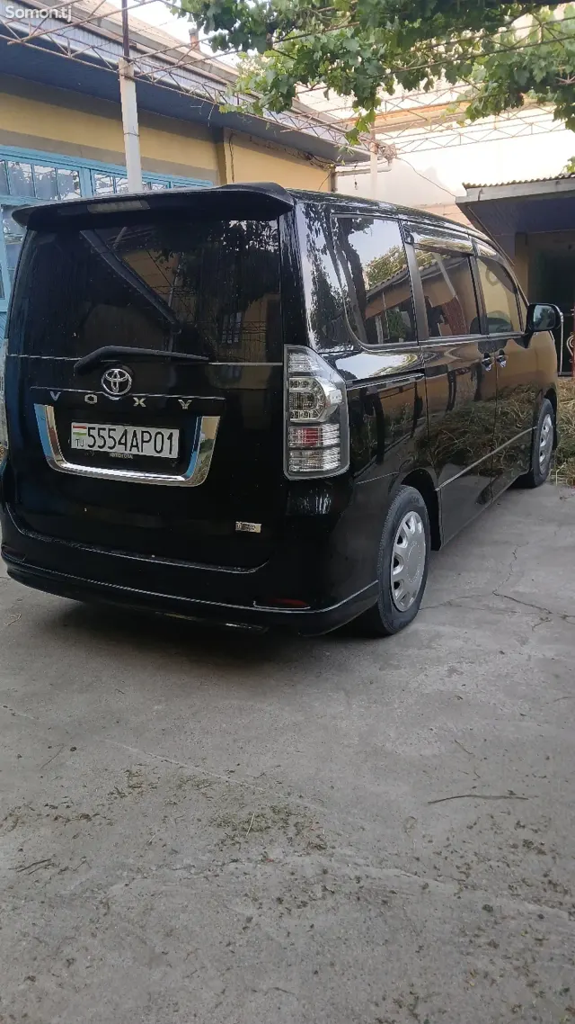 Toyota Voxy 2010 · 2.0 AT